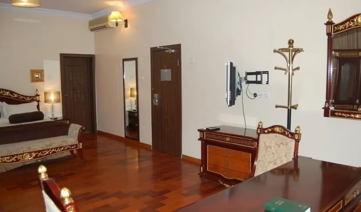 /web/uploads/116/Owu Crown Hotel ibadan/room-photos/Presidential Suite/owu crown pre.jpg